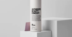 Dry Shampoo da Authentic Beauty Concept, shampoo a seco vegano para refrescar os fios, reduzir a aparência de oleosidade e adicionar textura e volume.